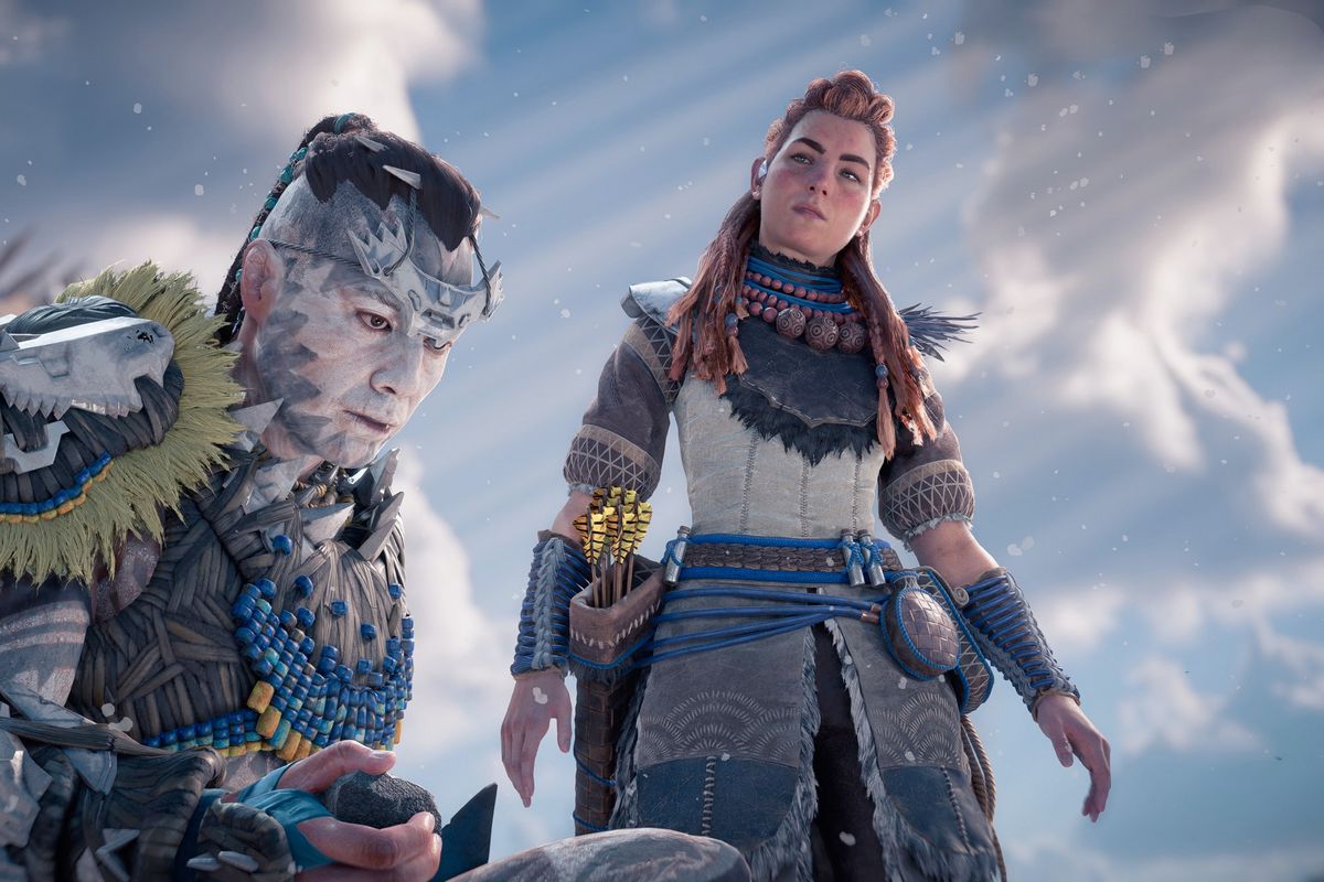 Aloy 和 Horizo​​n Forbidden West 的另一個角色站在雪地裡