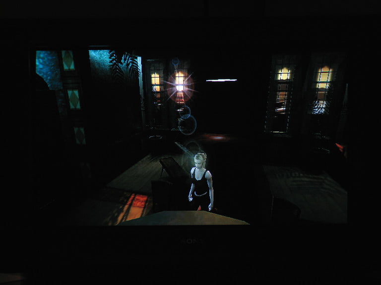 Eternal Darkness: Sanity's Requiem 中一個詭異的黑暗房間。