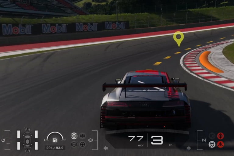 在 Gran Turismo 7 中，一名賽車手在轉彎處駛入內側車道。