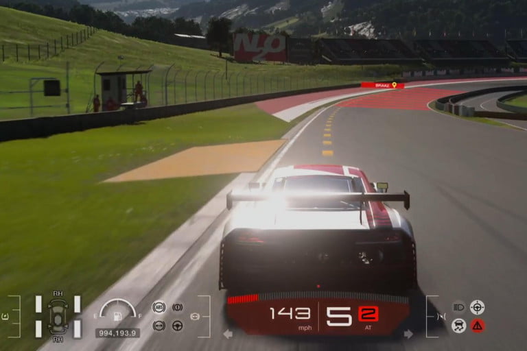 賽車手在 Gran Turismo 7 中沿著賽道行駛。