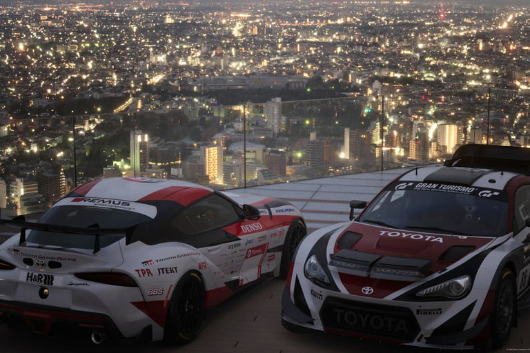 兩輛跑車並排停在日本《Gran Turismo 7》的屋頂上。