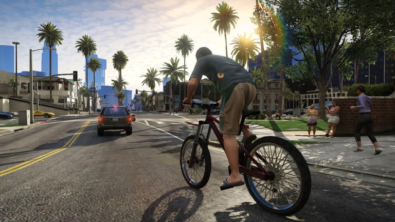 俠盜獵車手 V 中的一個角色騎著自行車。
