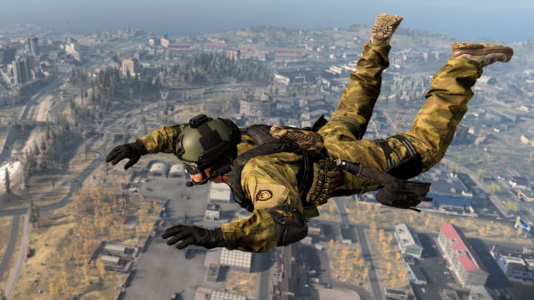 玩家在《使命召喚：戰區》中跳傘。