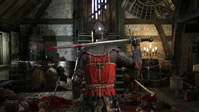 一個宣傳 Chivalry 2 的屏幕截圖，一個梅森騎士團的玩家在一個滿是屍體的房間裡，把一把劍放在他們的肩膀上。
