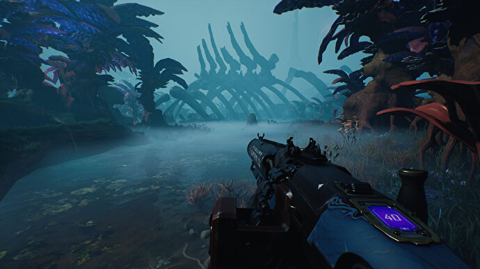 一名玩家拿著 ICA Guarantee LMG 走進 The Cycle: Frontier 中的沼澤。