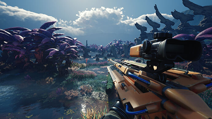玩家在 The Cycle: Frontier 中帶著 KARMA 狙擊步槍穿過沼澤。